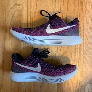 Women’s Nike tennis shoes!